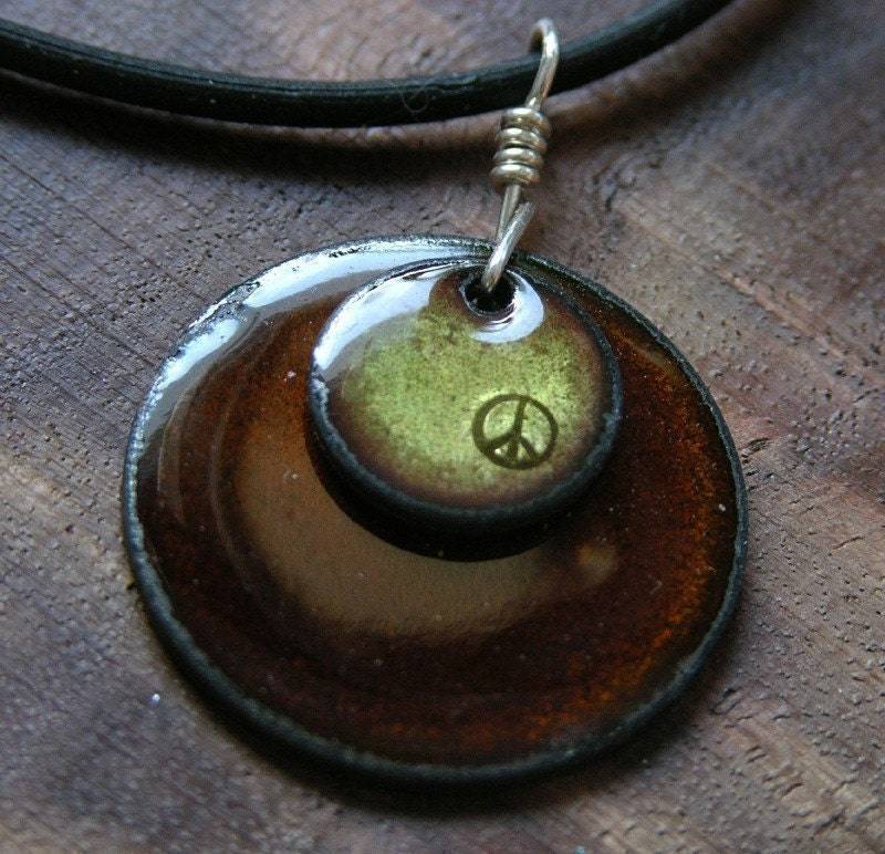Emaille Frieden Halskette, Olivgrün, Kastanie Braun Anhänger, Personalisierte Von Hand Gestempelt Gestapelt Kreis Schmuck von SiftandWinnow