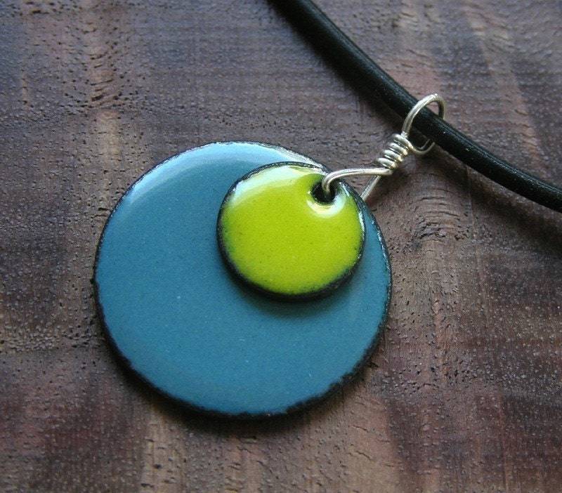 Emaille Halskette, Apfel Gelb Und Delft Blau Anhänger, Kupfer Schmuck, Gestapelt Entolieren Kreis Prärie Stil Emaille Halskette, Apfel Gelb Und Delft Blau Anhänger, Kupfer Schmuck, Gestapelt Entolieren Kreis Prärie Stil von SiftandWinnow