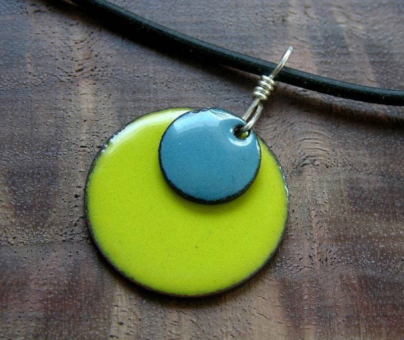 Emaille Halskette, Delft Blau Und Apfel Gelb Anhänger, Kupfer Schmuck, Gestapelt Entolieren Kreis Prärie Stil Emaille Halskette, Delft Blau Und Apfel Gelb Anhänger, Kupfer Schmuck, Gestapelt Entolieren Kreis Prärie Stil von SiftandWinnow