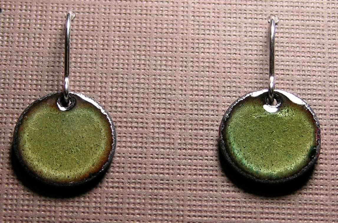 Emaille Ohrringe, Grün Kupfer Schmuck, Sterling Silber Ohrhaken, Olivgrün, Handgefertigte Ohrringe Emaille Ohrringe, Grün Kupfer Schmuck, Sterling Silber Ohrhaken, Olivgrün, Handgefertigte Ohrringe von SiftandWinnow