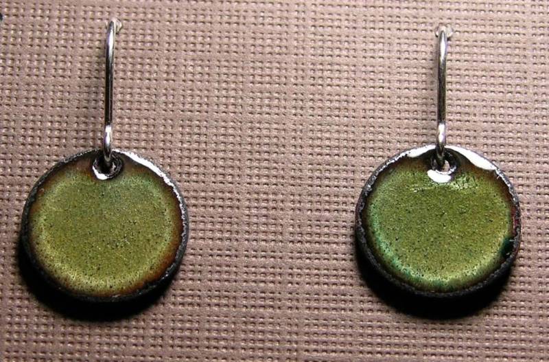 Emaille Ohrringe, Grün Kupfer Schmuck, Sterling Silber Ohrhaken, Olivgrün, Handgefertigte Ohrringe von SiftandWinnow