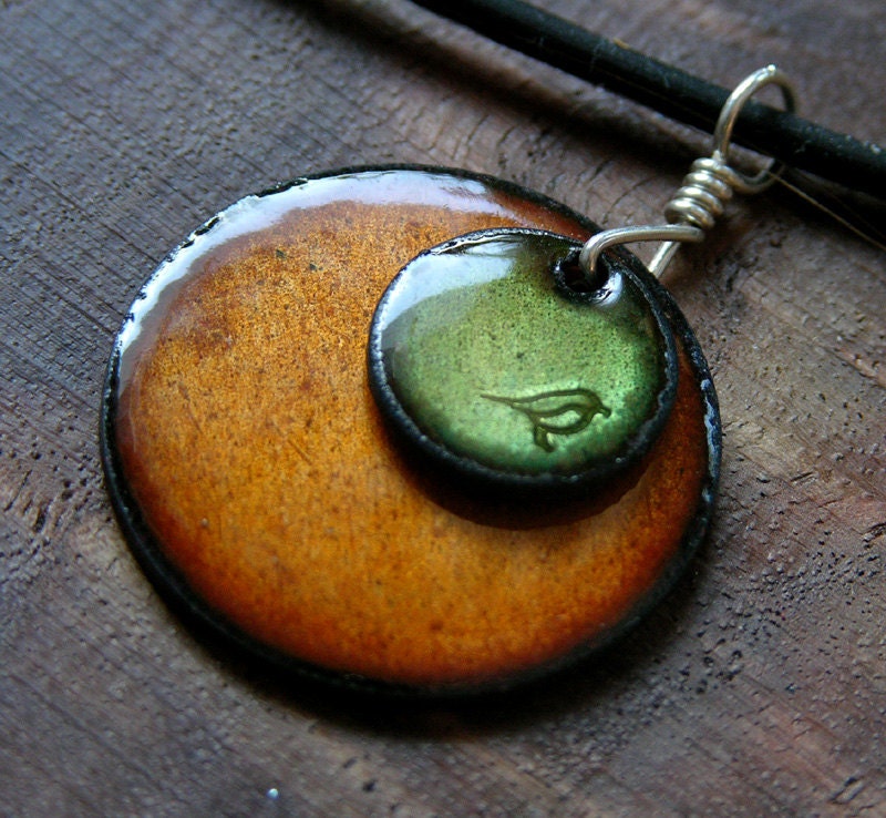 Emaille Vogel Schmuck, Olivgrün, Persimmon Orange Anhänger, Kupfer Halskette, Von Hand Gestempelt Gestapelt Kreis Schmuck Emaille Vogel Schmuck, Olivgrün, Persimmon Orange Anhänger, Kupfer Halskette, Von Hand Gestempelt Gestapelt Kreis Schmuck von SiftandWinnow