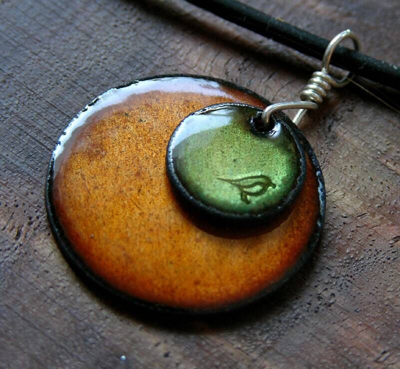 Emaille Vogel Schmuck, Olivgrün, Persimmon Orange Anhänger, Kupfer Halskette, Von Hand Gestempelt Gestapelt Kreis Schmuck von SiftandWinnow