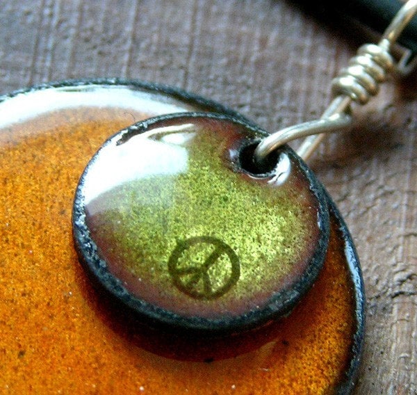 Frieden Zeichen Anhänger, Halskette, Schmuck, Orange Und Grün Orange Emaille, Friedenszeichen von SiftandWinnow