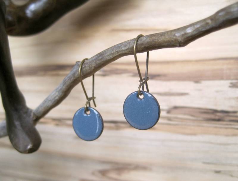 Graue Ohrringe, Blau Grau Hängeohrringe, Kupfer Emaille Schmuck, Nickelfreie Kidney Ohrhaken, Grau, Handgemachte Ohrringe von SiftandWinnow