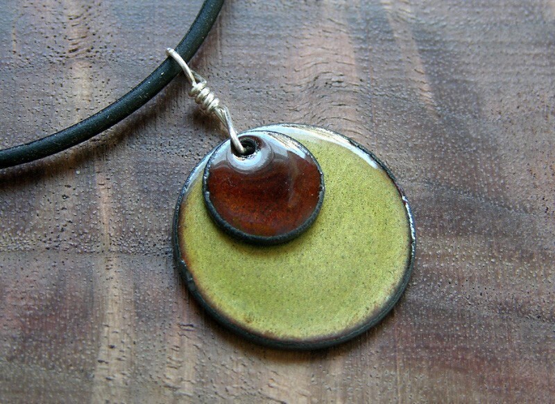 Grün Und Braun Anhänger, Grün Halskette, Emaille Olivgrün, Kastanie Braun, Kupfer Schmuck Grün Und Braun Anhänger, Grün Halskette, Emaille Olivgrün, Kastanie Braun, Kupfer Schmuck von SiftandWinnow