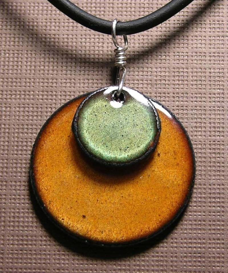 Grüne Und Orange Anhänger, Olivgrün Orange Halskette, Grün Emaille Schmuck, Handgemachte Schmuck Grüne Und Orange Anhänger, Olivgrün Orange Halskette, Grün Emaille Schmuck, Handgemachte Schmuck von SiftandWinnow