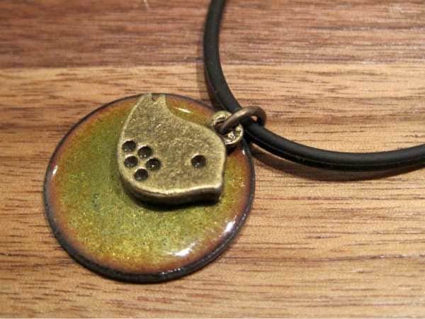 Grüner Vogel Halskette, Schmuck, Olivgrün Emaille Anhänger, Moos Grün Grüner Vogel-Charme-Halskette Grüner Vogel Halskette, Schmuck, Olivgrün Emaille Anhänger, Moos Grün Grüner Vogel-Charme-Halskette von SiftandWinnow