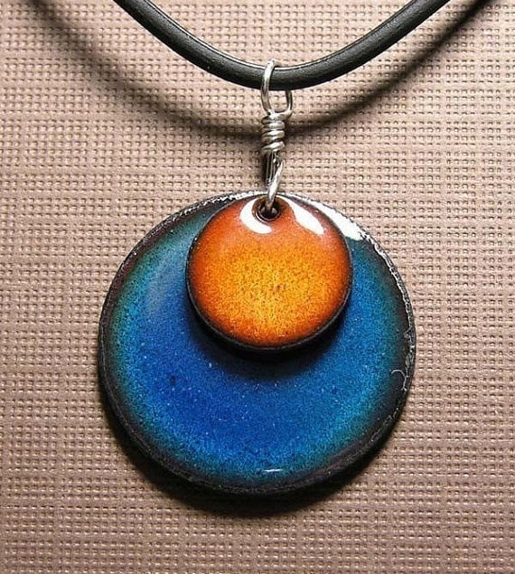 Handgemachte Halskette Aus Orange Und Blau Kupfer Emaille Handgemachte Halskette Aus Orange Und Blau Kupfer Emaille von SiftandWinnow