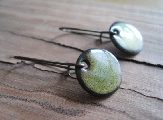 Kurze Ohrhänger, Grüne Kupfer Emaille Ohrringe, Tropfen Nickel Frei, Kidney Ohrhaken Handgemacht in Wisconsin Kurze Ohrhänger, Grüne Kupfer Emaille Ohrringe, Tropfen Nickel Frei, Kidney Ohrhaken Handgemacht in Wisconsin von SiftandWinnow