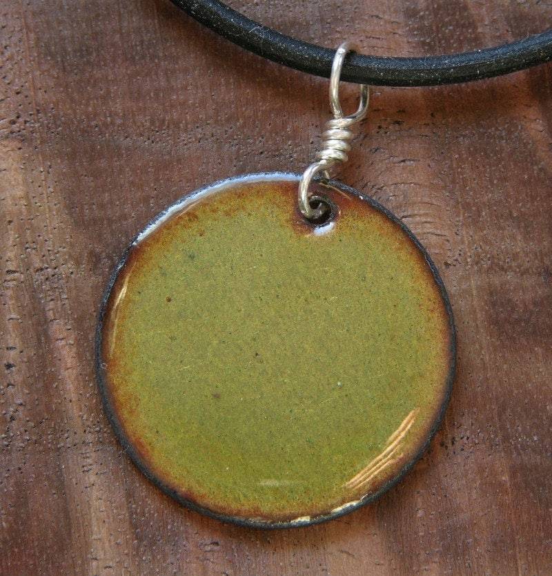 Olive Grün Kupfer Emaille Halskette Handgemachte Anhänger Schmuck Olive Grün Kupfer Emaille Halskette Handgemachte Anhänger Schmuck von SiftandWinnow