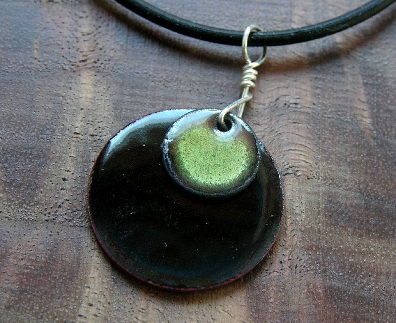 Olivgrün Und Schwarz Emaille Halskette Prärie Sammlung Handgemachten Schmuck Olivgrün Und Schwarz Emaille Halskette Prärie Sammlung Handgemachten Schmuck von SiftandWinnow
