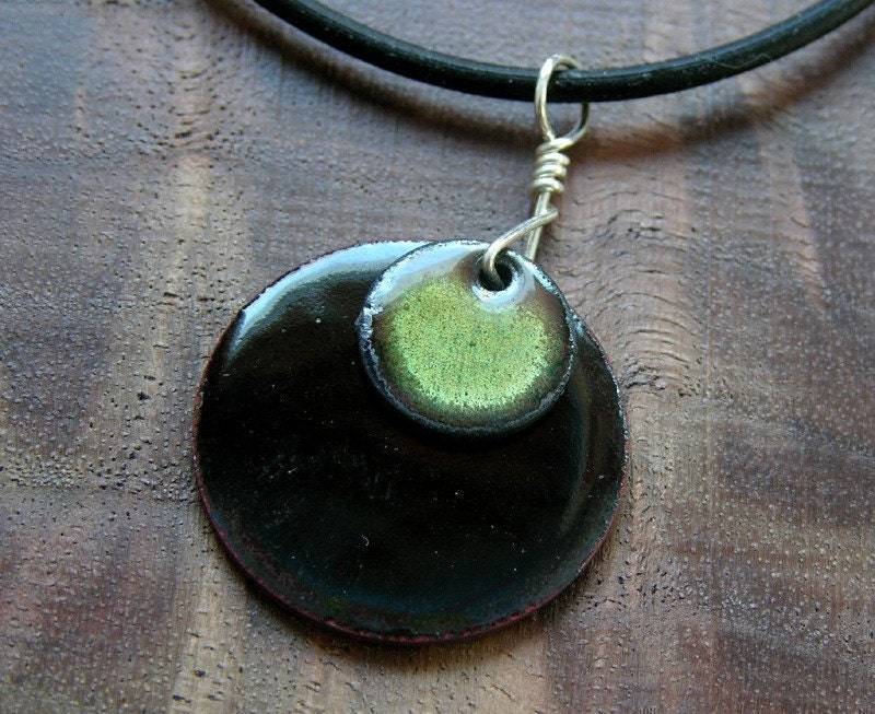 Olivgrün Und Schwarz Emaille Halskette Prärie Sammlung Handgemachten Schmuck Olivgrün Und Schwarz Emaille Halskette Prärie Sammlung Handgemachten Schmuck von SiftandWinnow