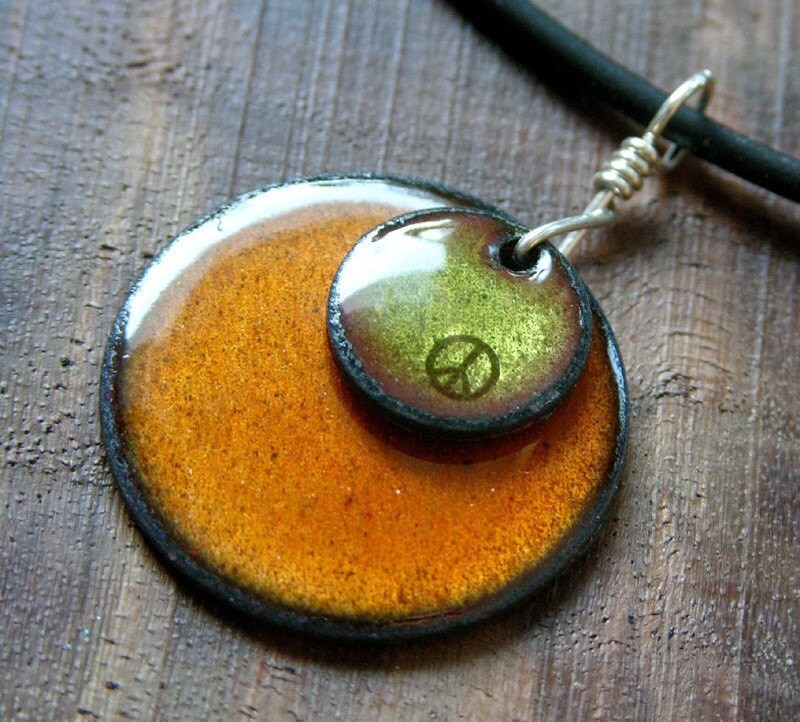 Orange Und Grün Frieden Zeichen Anhänger, Halskette, Schmuck, Kupfer Emaille Anhänger Orange Und Grün Frieden Zeichen Anhänger, Halskette, Schmuck, Kupfer Emaille Anhänger von SiftandWinnow