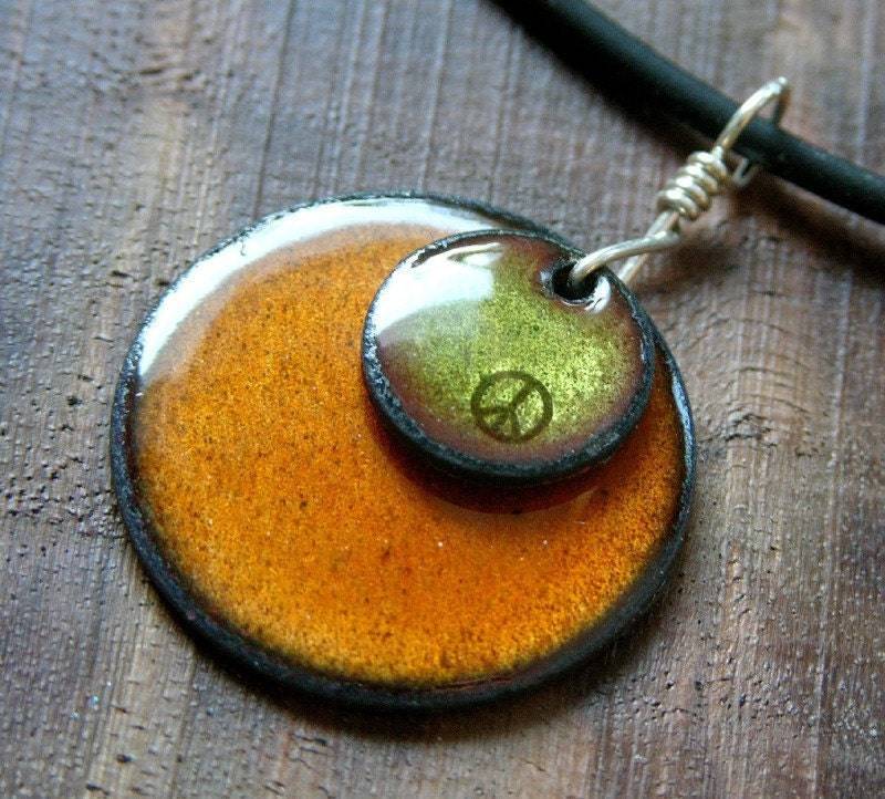 Orange Und Grün Frieden Zeichen Anhänger, Halskette, Schmuck, Kupfer Emaille Anhänger von SiftandWinnow