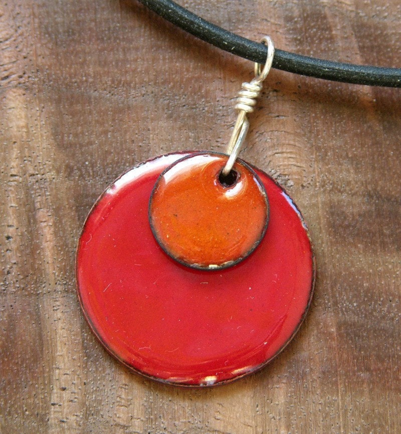 Persimmon Orange Und Apple Rot Kupfer Emaille Halskette Handgemachte Scheibe Anhänger Persimmon Orange Und Apple Rot Kupfer Emaille Halskette Handgemachte Scheibe Anhänger von SiftandWinnow