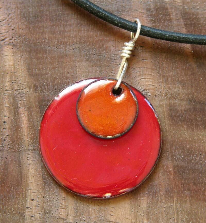 Persimmon Orange Und Apple Rot Kupfer Emaille Halskette Handgemachte Scheibe Anhänger Persimmon Orange Und Apple Rot Kupfer Emaille Halskette Handgemachte Scheibe Anhänger von SiftandWinnow