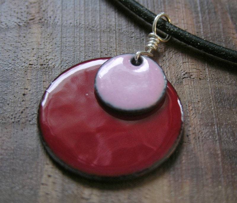 Rot Und Rosa Anhänger, Rot Halskette, Schmuck, Kupfer Emaille Rote Schmuck Rot Und Rosa Anhänger, Rot Halskette, Schmuck, Kupfer Emaille Rote Schmuck von SiftandWinnow