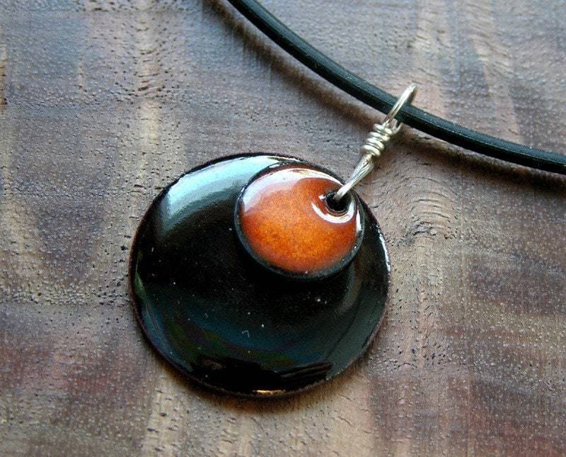 Schwarz Und Orange Anhänger, Orange Schwarz Halskette, Schmuck, Schwarzer Schmuck von SiftandWinnow