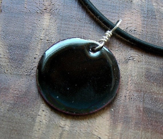 Schwarzer Anhänger, Schwarzer Kreis Emaille Schmuck, Emaille-Anhänger, Schwarze Halskette Schwarzer Anhänger, Schwarzer Kreis Emaille Schmuck, Emaille-Anhänger, Schwarze Halskette von SiftandWinnow