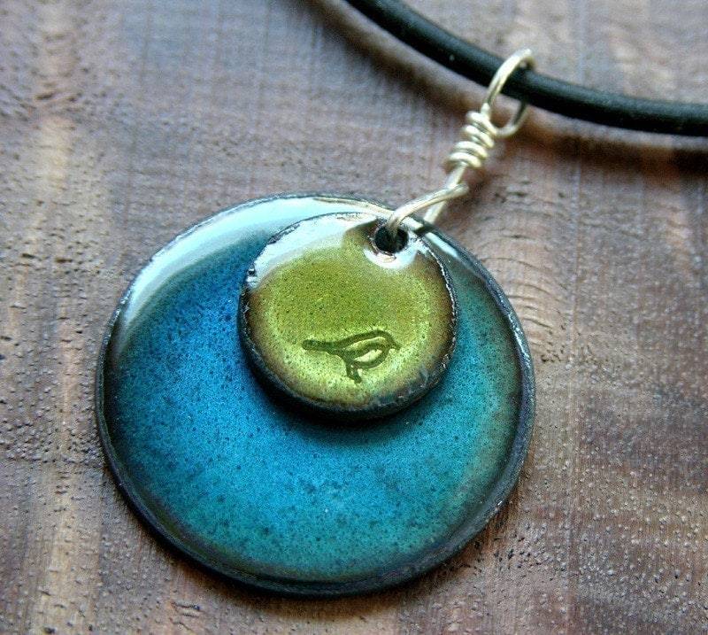 Vogel Schmuck, Grün Und Blau Motiv Anhänger, Halskette, Olivgrün, Wasser Kupfer Emaille Halskette von SiftandWinnow