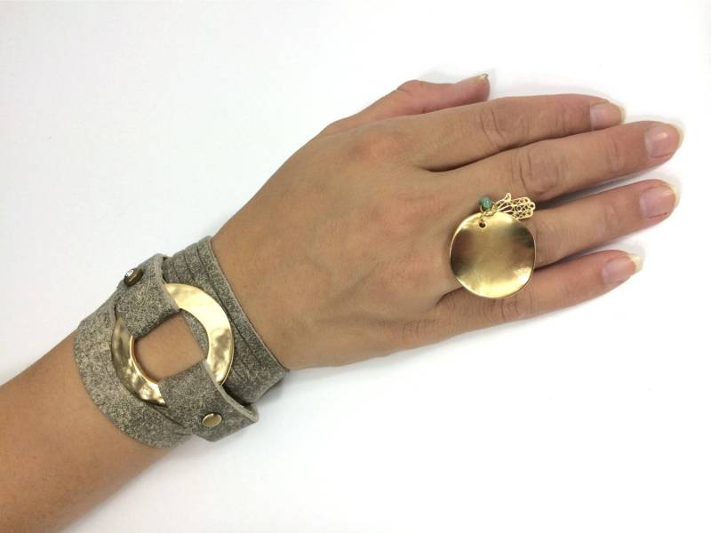 Wrap Armband in Stein Farbe Leder Und Prominente Runde Golden Ring-Leder Wrap-Leather Armband-Frauen Wrap-Womens Manschette von SigalLeviLeather