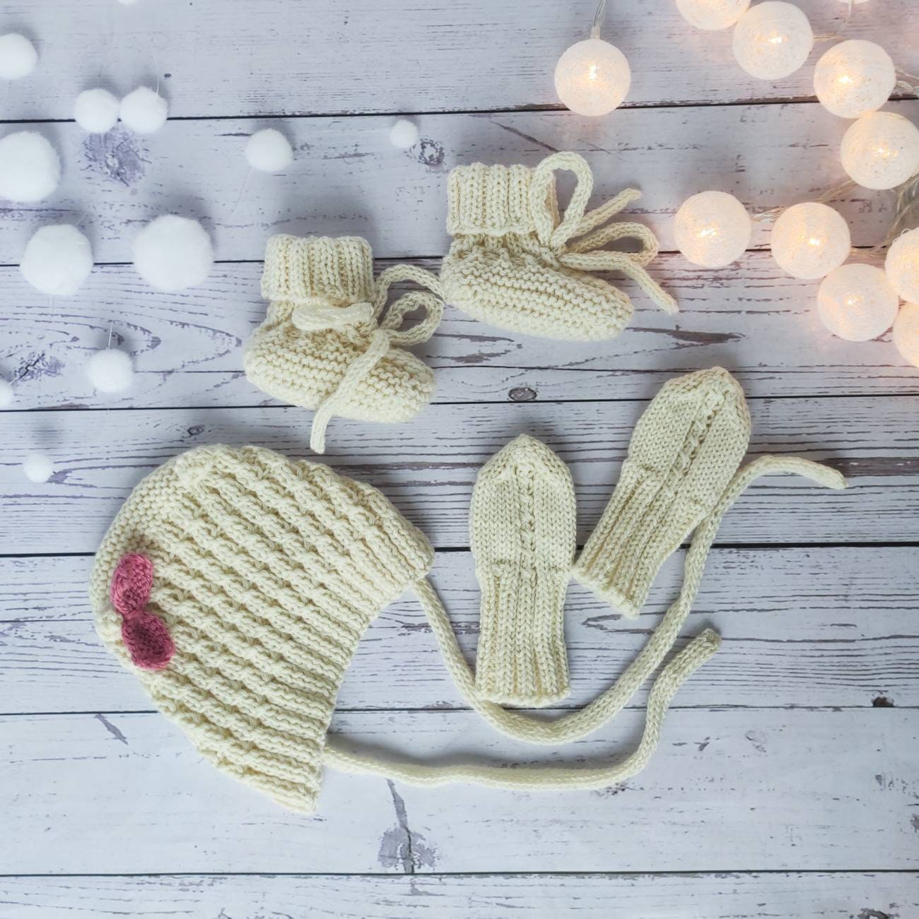 Baby Häubchen, Booties Und Fäustlinge Set Gestrickt Aus Merinowolle, Neugeborene Mädchen Winter Outfit Mit Zöpfen - Gemütliches Weihnachtsgeschenk von SigiKnitStore