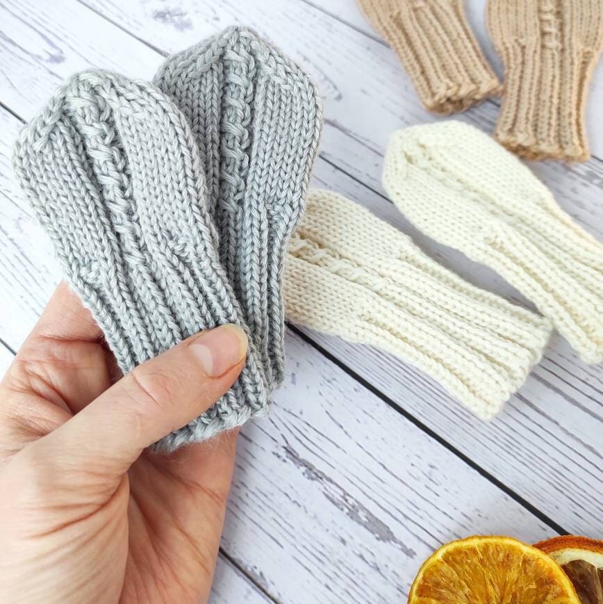 Baby Handschuhe Merinowolle, Graue Babyhandschuhe Mit Zopf Für Mädchen Oder Jungen von SigiKnitStore