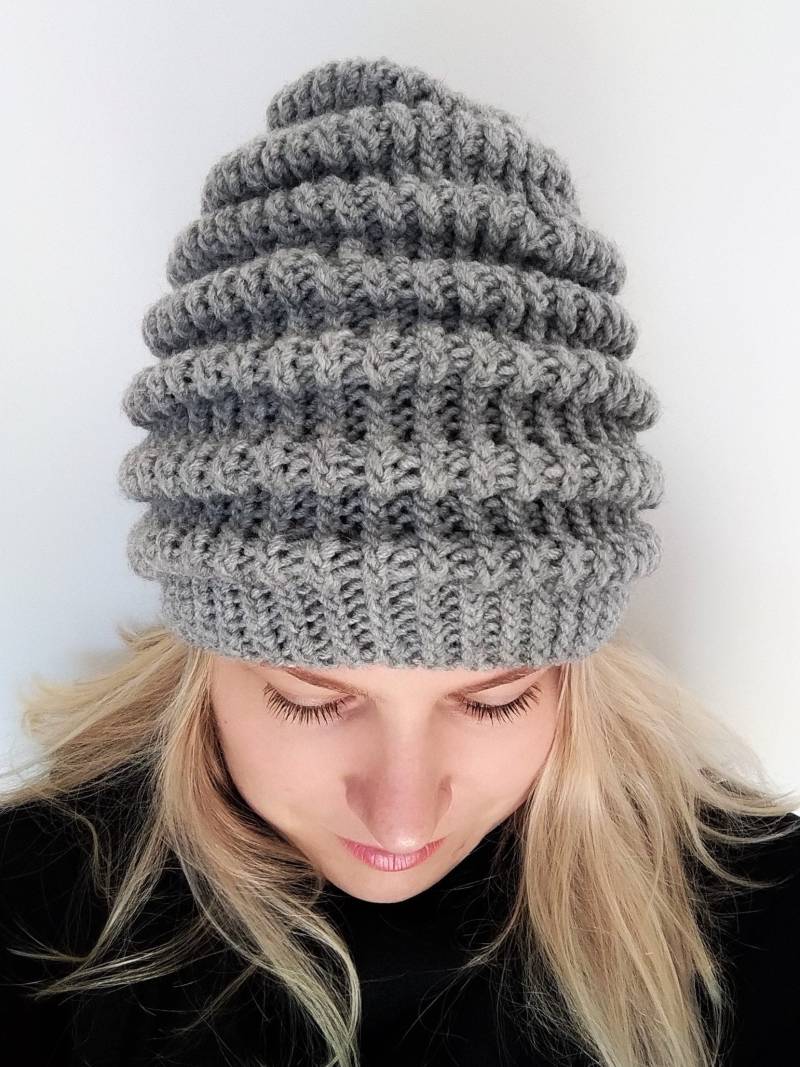 Damen Mütze Handgestrickt in Grau, Winter Beanie Gerippt von SigiKnitStore