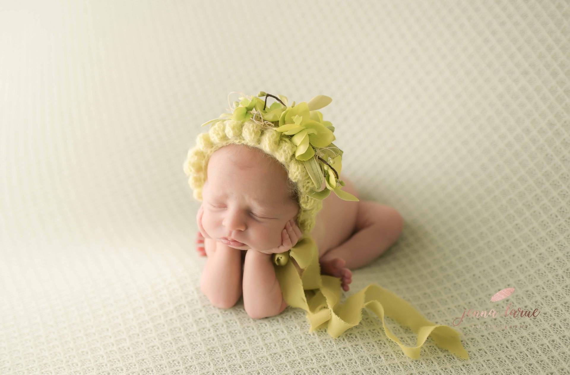 Gestrickte Lime Grüne Blumenmütze-New Geboren Mütze-New Mütze-Handgemachte Gestrickte Neugeborene Mütze Mit Blumenkrone von SignatureSimone