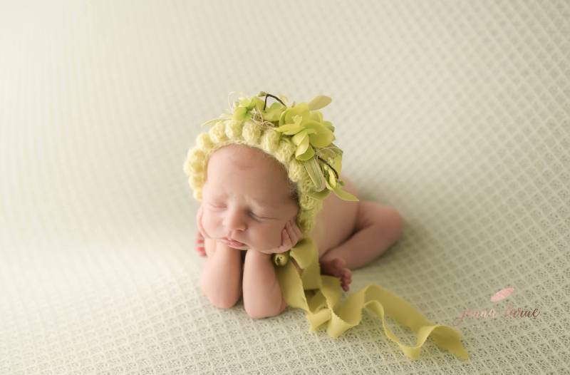 Gestrickte Lime Grüne Blumenmütze-New Geboren Mütze-New Mütze-Handgemachte Gestrickte Neugeborene Mütze Mit Blumenkrone von SignatureSimone