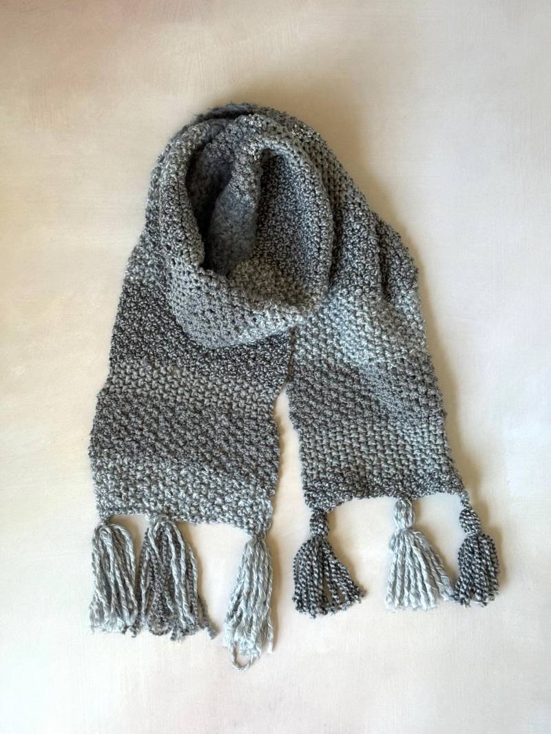 Grobstrick Schal Mit Quasten Handgefertigter Grauer Winter Wrap von SignatureSimone