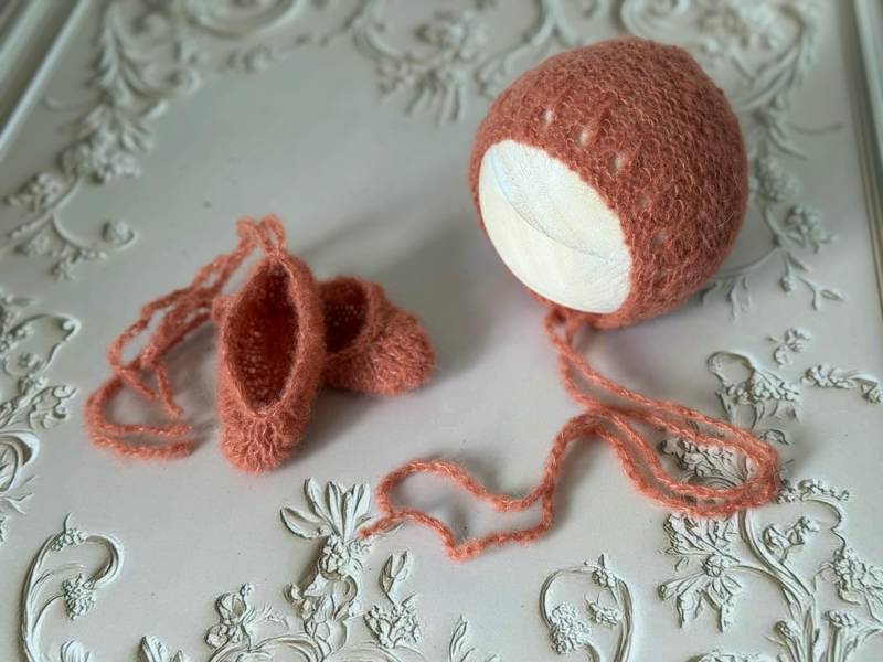 Hand Gestrickte Koralle Alpaka Mütze Und Balerina Schuhe-New Born Mütze-New Geboren Baby Ballerina von SignatureSimone