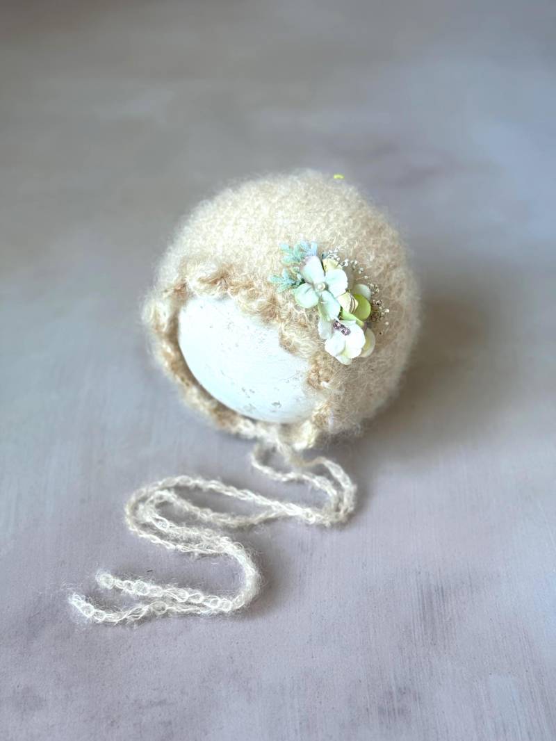 Handgefertigte Neugeborenen Mohair Mütze Mit Floralen Akzenten - Fotografie Requisite von SignatureSimone
