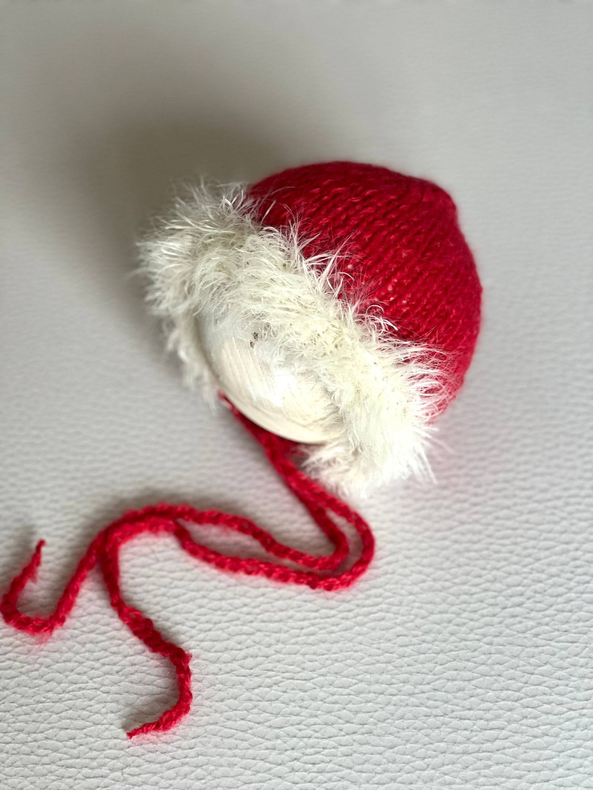 Handgemachte Rote Strickmütze Mit Weißem Flauschband von SignatureSimone