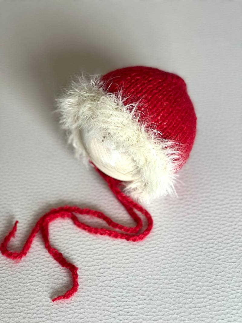 Handgemachte Rote Strickmütze Mit Weißem Flauschband von SignatureSimone