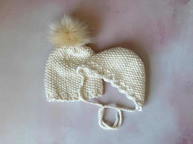 Handgestrickte Baumwollmischung Baby Mütze & Pom Set - Creme 0-3 Monate von SignatureSimone