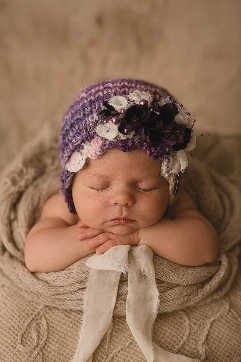 Neugeborene Haube in Lila von SignatureSimone