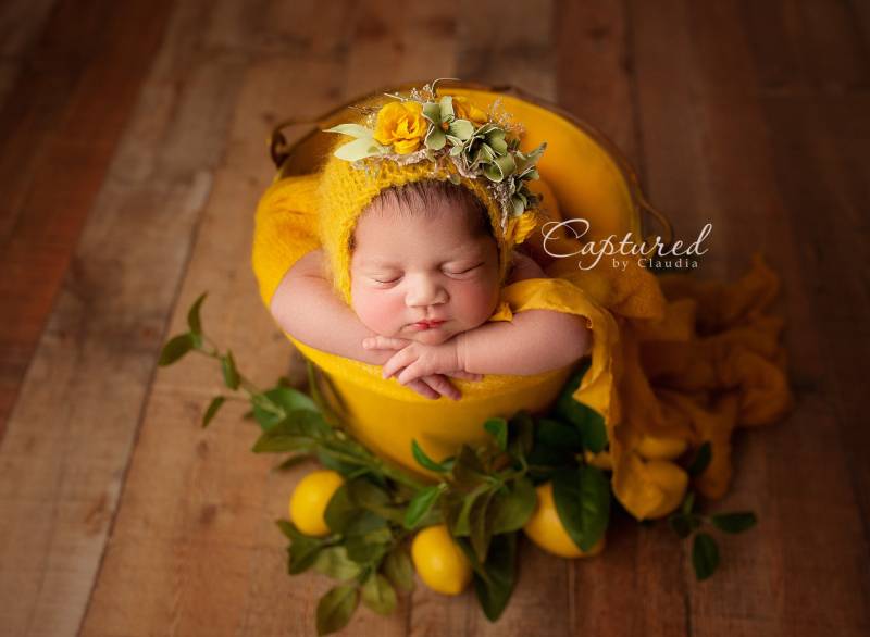 Neugeborenen Floral Bonnet Gelbe Rosen, Grüne Akzente, Seidenkrawatten von SignatureSimone