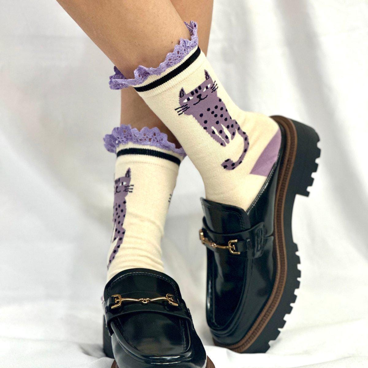 Cat Haltung Neuheit Druck Crew Sock Damen - Lavendel, Spitzensocken Beste Qualität, Spitzenbesatz Socken Damen, Geschenk Socke Für Tierliebhaber von SignatureSocksbyCC