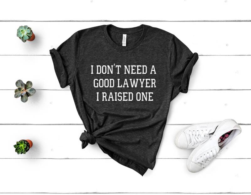 Ich Brauche Keinen Guten Advokaten, Den Ich Großgezogen Habe | Lustiger Niedlicher Attorney Juraschülerin Graduierung Eltern Stolz Geschenk Shirt von SignatureTShirtz