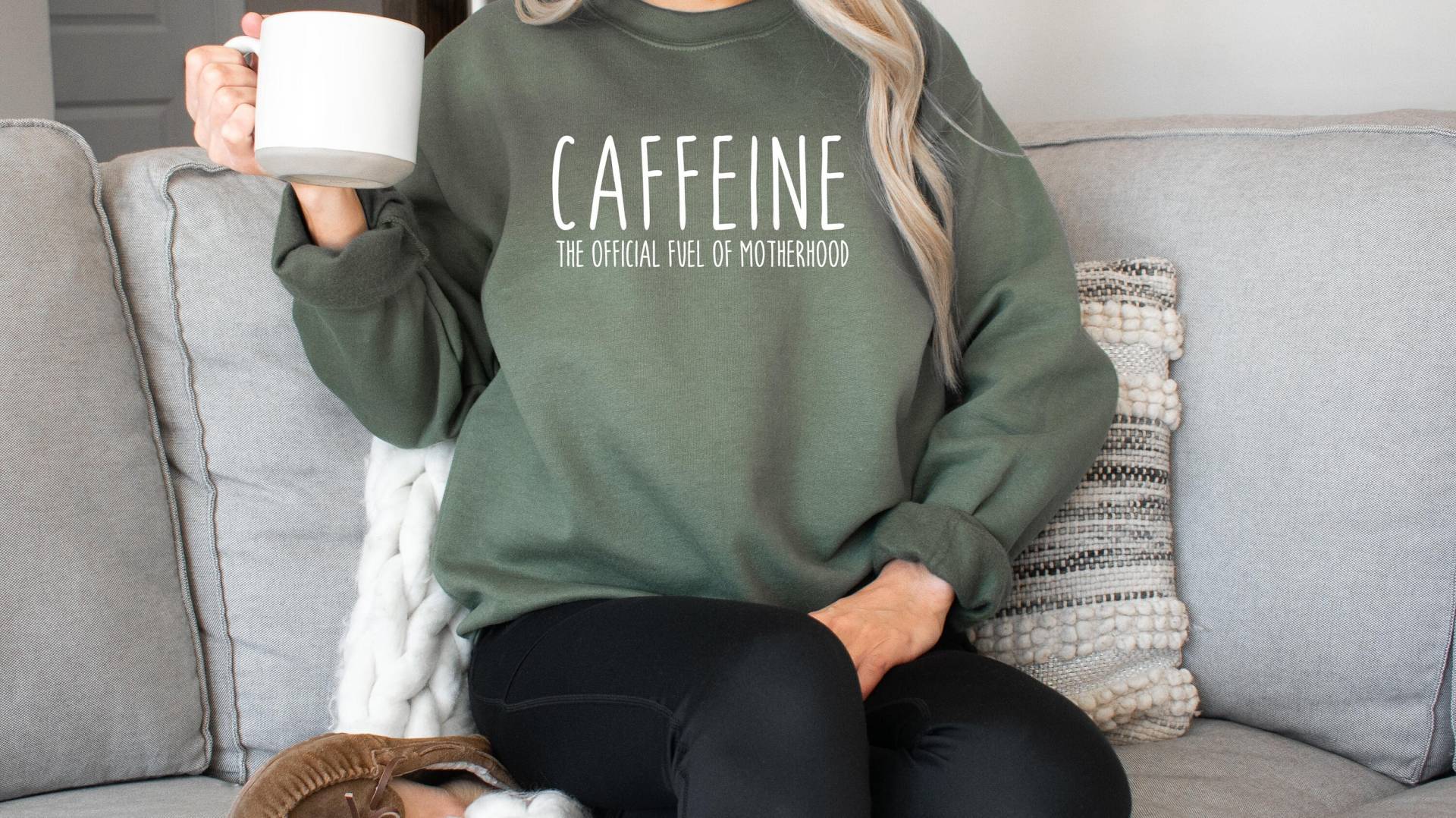 Caffeine The Official Fuel Of Motherhood Sweatshirt, Crewneck, Müde Mama T-Shirt, Koffeinsüchtig, Koffein Shirt, Momlife Shirt von SignatureTShirtz