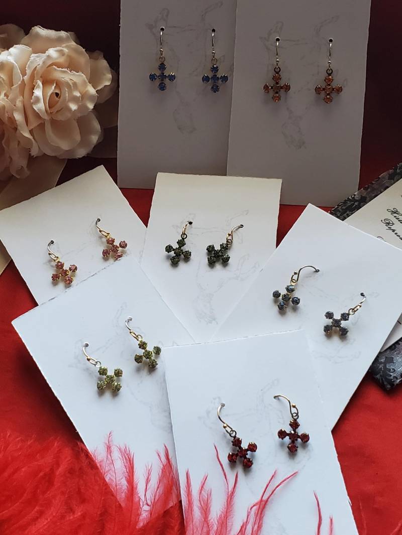 E-0480 - "The Mary" Swarovski Kristall Kreuz Ohrringe, Vergoldete Ohrhaken von SignoftheGrayHorse