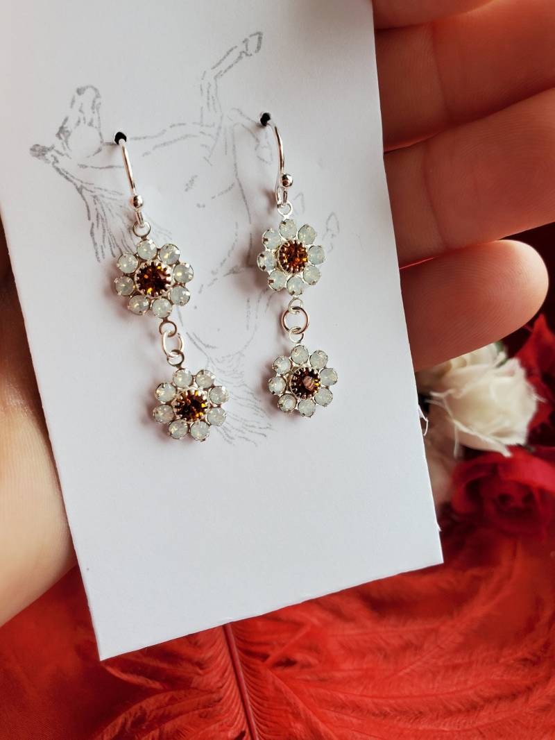 E-0525 - Sterling Silber Oder Gold Fill Brisur Mit Swarovski Kristallblumen in Tropfenform von SignoftheGrayHorse