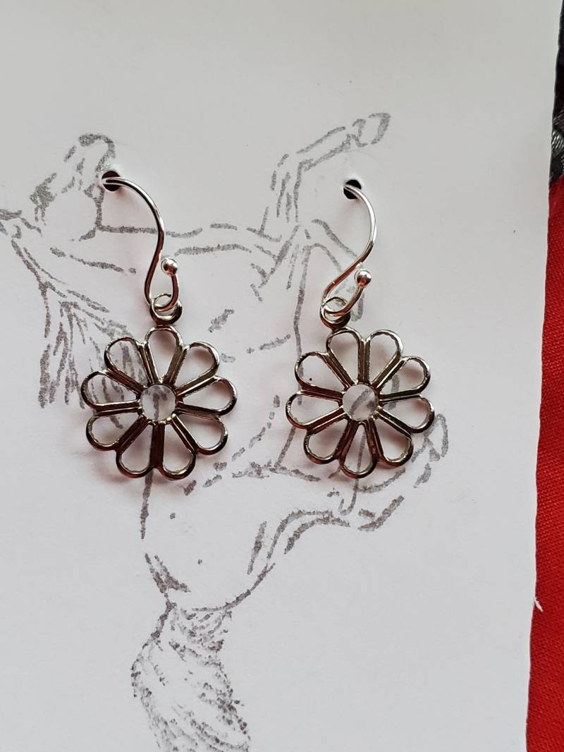 E-0568 - Silber Daisy Durchbrochene Ohrring Gänseblümchen, Silber, Blumen Ohrringe von SignoftheGrayHorse