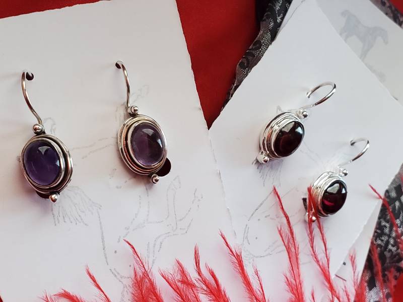 E-0630 - Sterling Silber Ohrhaken Mit Ovalen Halbedelstein Granat Oder Amethyst Tropfen von SignoftheGrayHorse