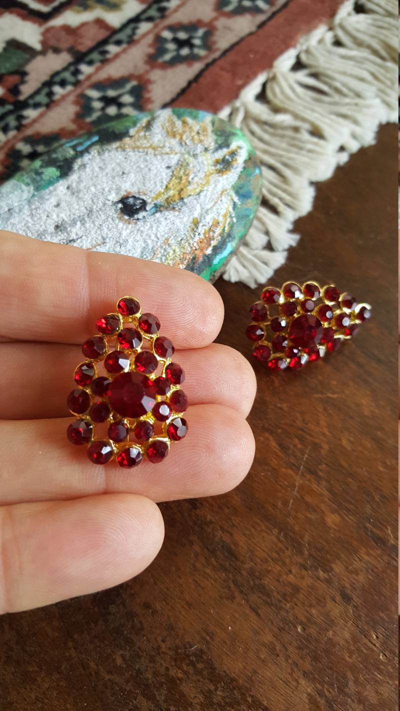 E-0654 - Martha Washington Granat Ohrringe Rot, Strass, Rote Paste von SignoftheGrayHorse