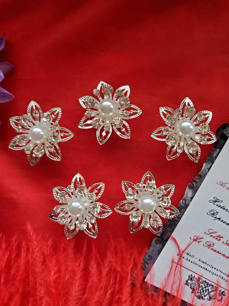 Ha-0078 - Silberne Blumenperle Und Kristallhaarwirbel von SignoftheGrayHorse