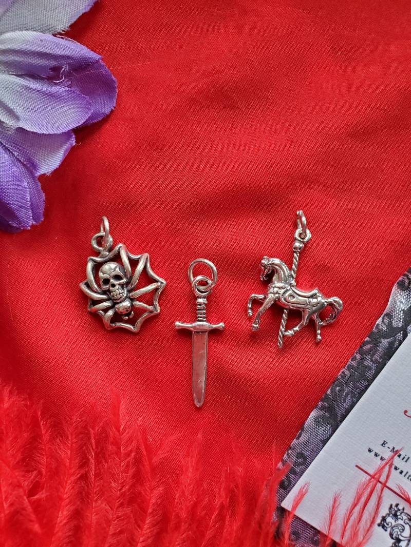 Pe-0026 - Sterling Silber Spinne Mit Netz, Dolch Oder Karussellpferd Anhängern von SignoftheGrayHorse