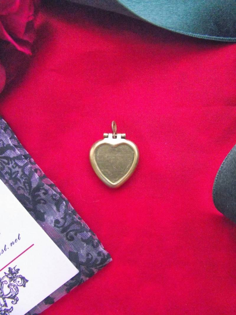 Pe-0038 - 1/2 Zoll Vintage Messing Herz Medaillon Puppen Medaillon von SignoftheGrayHorse